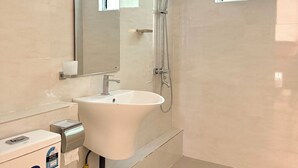 Deluxe Quadruple Room with AC | Bad