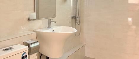 Un bagno moderno con lavandino, specchio e doccia bianchi.