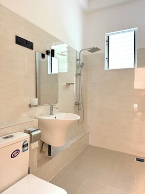 Deluxe Quadruple Room with AC | Bagno | Doccia, pantofole, asciugamani, sapone