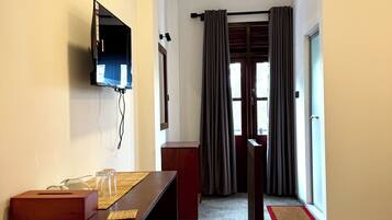 Deluxe tweepersoonskamer, balkon | Een bureau, een laptopwerkplek, gratis wifi