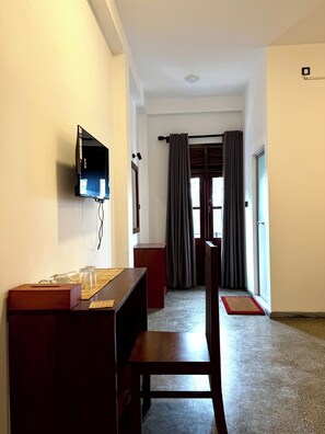 Quarto casal luxo, sacada | Escrivaninha, espaço de trabalho para notebook, Wi-Fi de cortesia