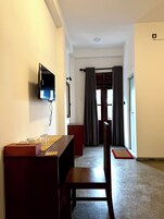 Escritorio, espacio para trabajar con laptop y wifi gratis 