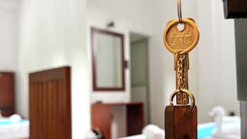 Quarto quádruplo luxo, sacada | Escrivaninha, espaço de trabalho para notebook, Wi-Fi de cortesia