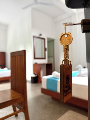 Deluxe Quadruple Room with AC | โต๊ะทำงาน, พื้นที่ทำงานแบบใช้แล็ปท็อป, Wi-Fi ฟรี, ผ้าปูที่นอน