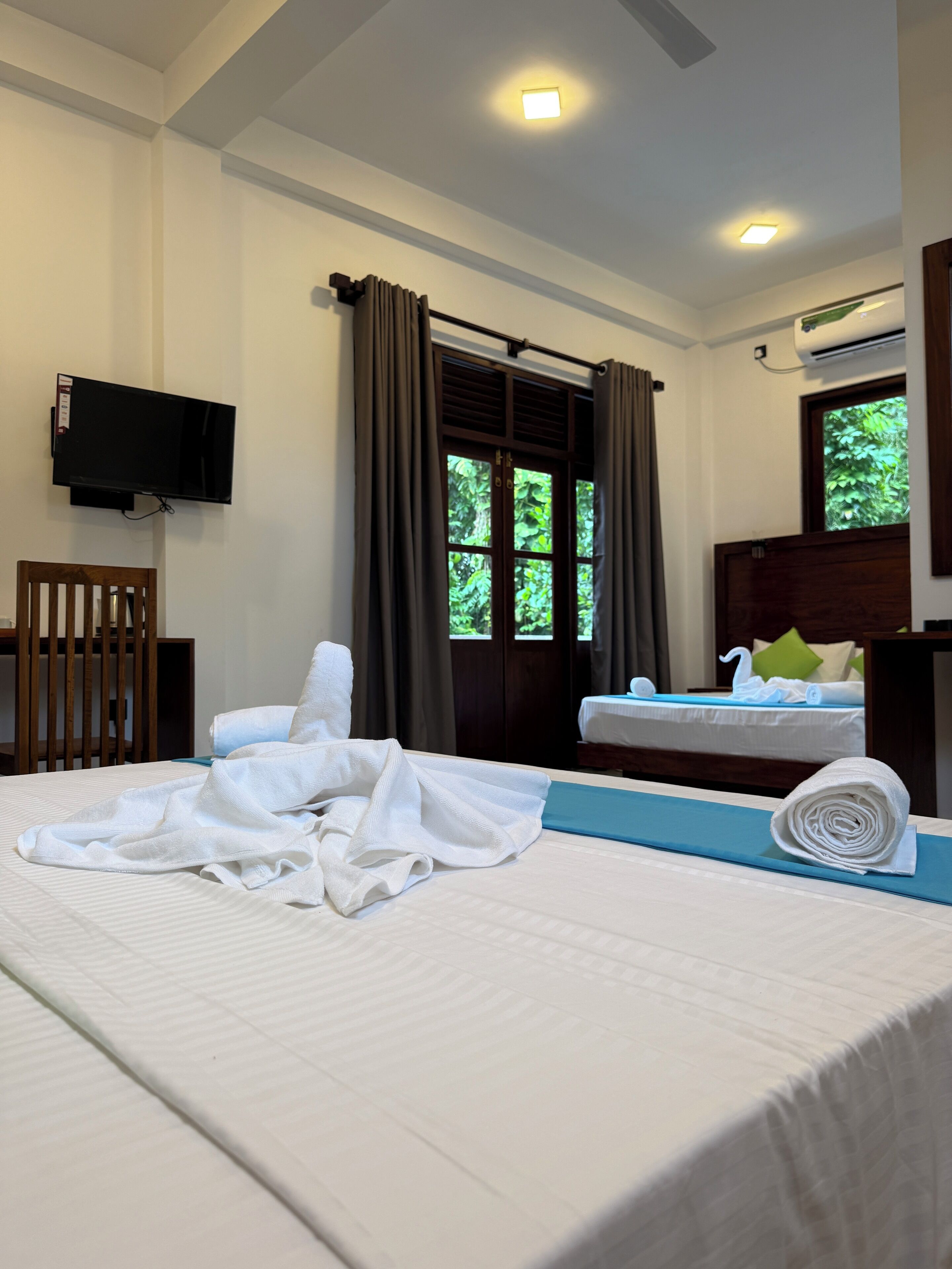 Deluxe Quadruple Room with AC | Bàn, khu vực làm việc phù hợp cho laptop 