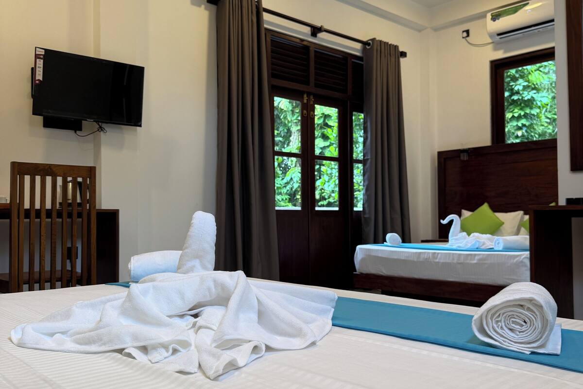 Quarto quádruplo luxo, sacada | Escrivaninha, espaço de trabalho para notebook, Wi-Fi de cortesia