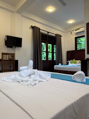 Deluxe Quadruple Room with AC | โต๊ะทำงาน, พื้นที่ทำงานแบบใช้แล็ปท็อป, Wi-Fi ฟรี, ผ้าปูที่นอน