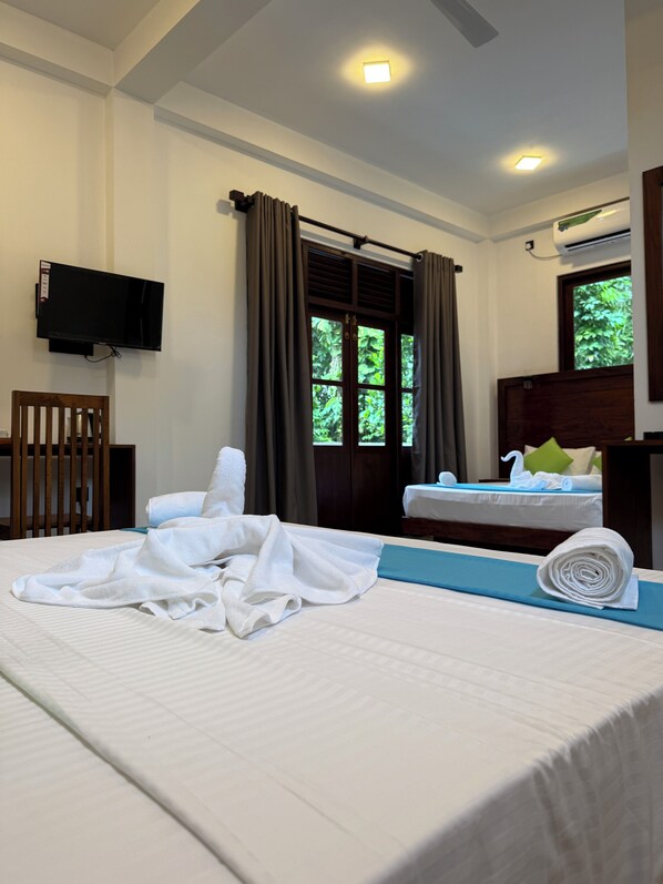 Deluxe Quadruple Room, Balcony | Meja, ruang kerja komputer riba, Wi-fi percuma 