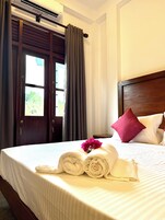 Escritorio, espacio para trabajar con laptop y wifi gratis 