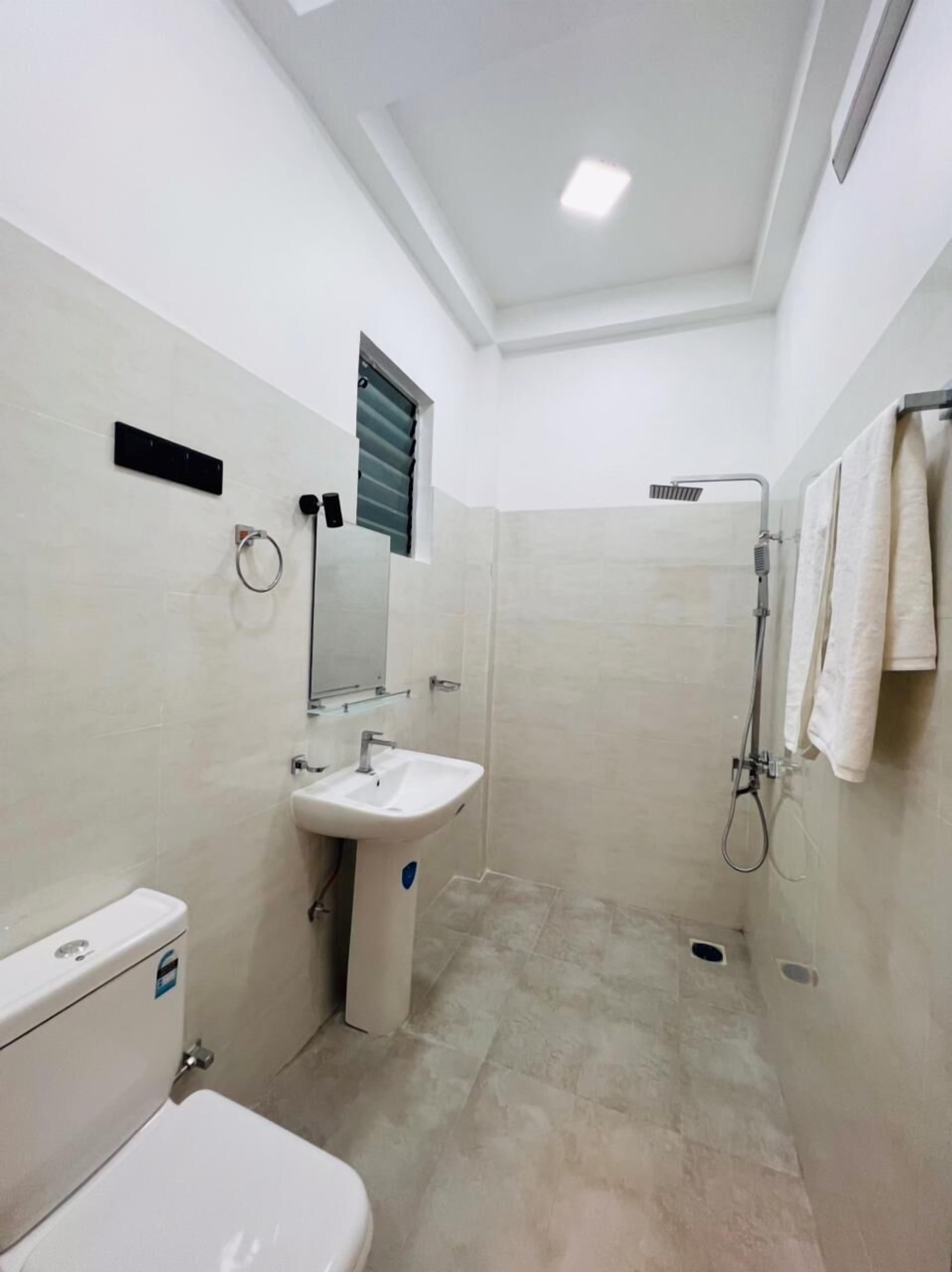 Chambre Double Deluxe | Salle de bain | Douche, chaussons, serviettes fournies, savon