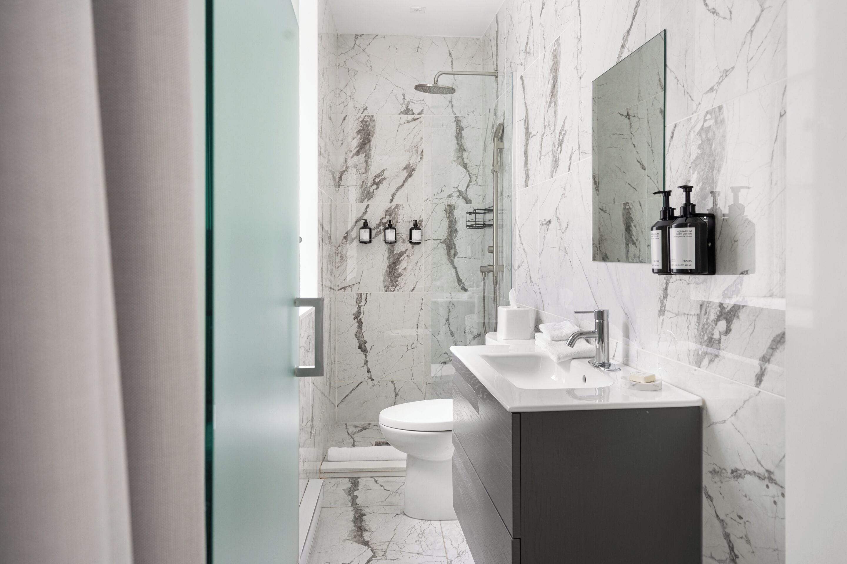 Haartrockner, Handtücher, Seife, Shampoo