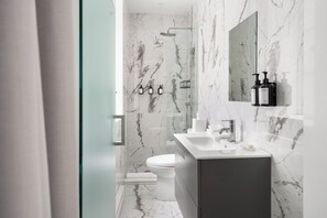 مجففات شعر، مناشف، صابون، شامبو