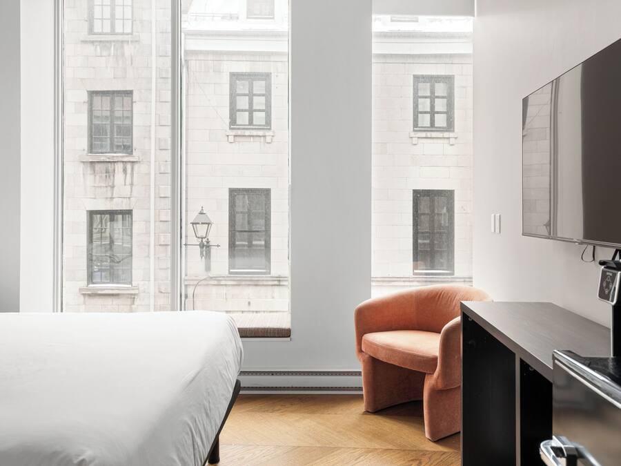 Minibar, escritorio, espacio para trabajar con un portátil