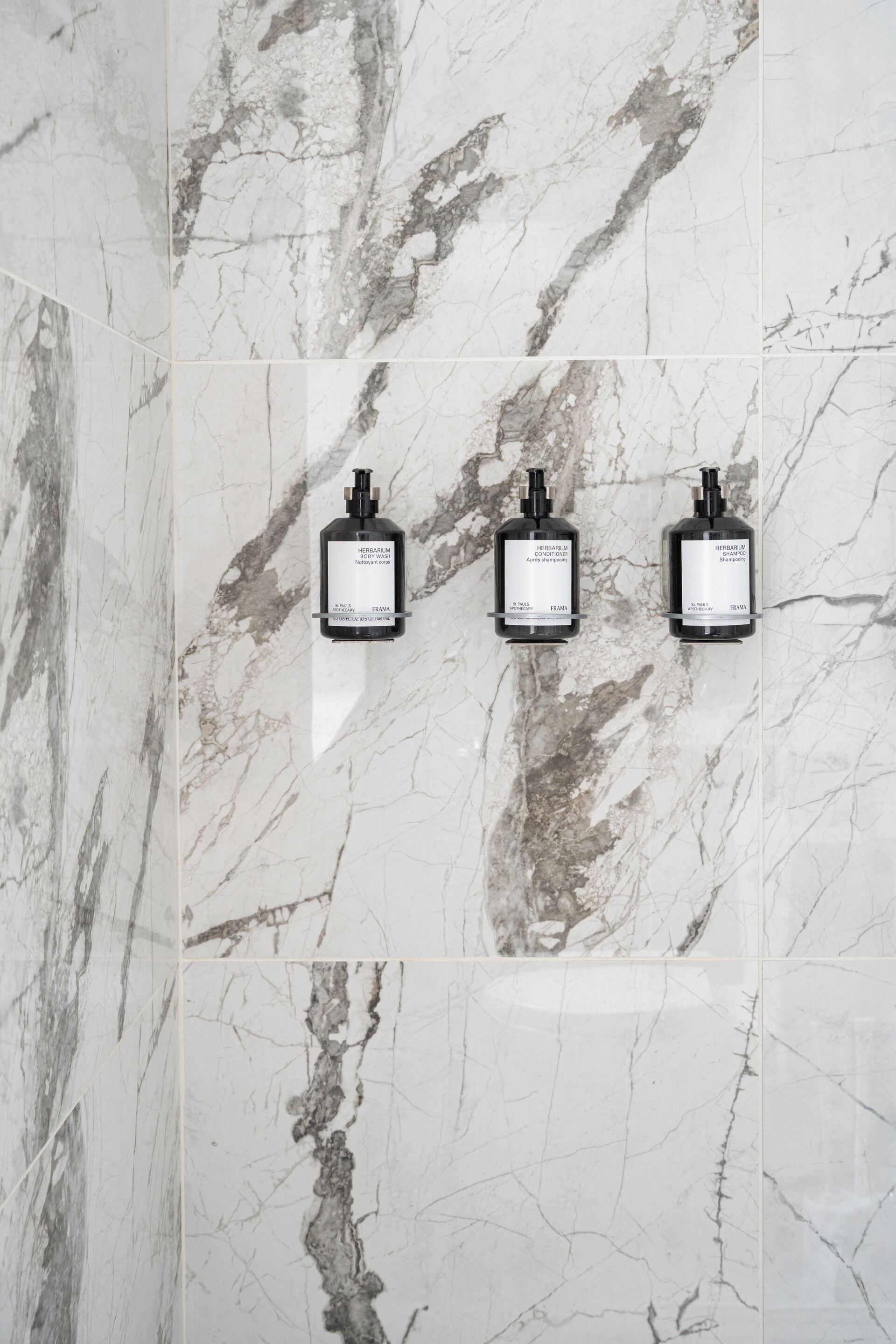 Asciugacapelli, asciugamani, sapone, shampoo