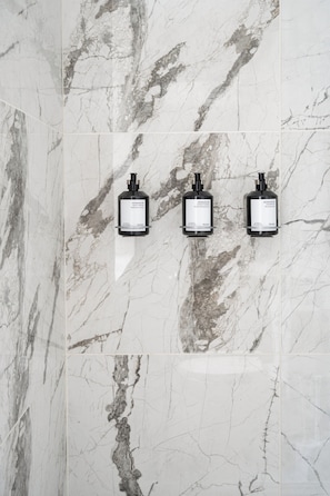 Haartrockner, Handtücher, Seife, Shampoo