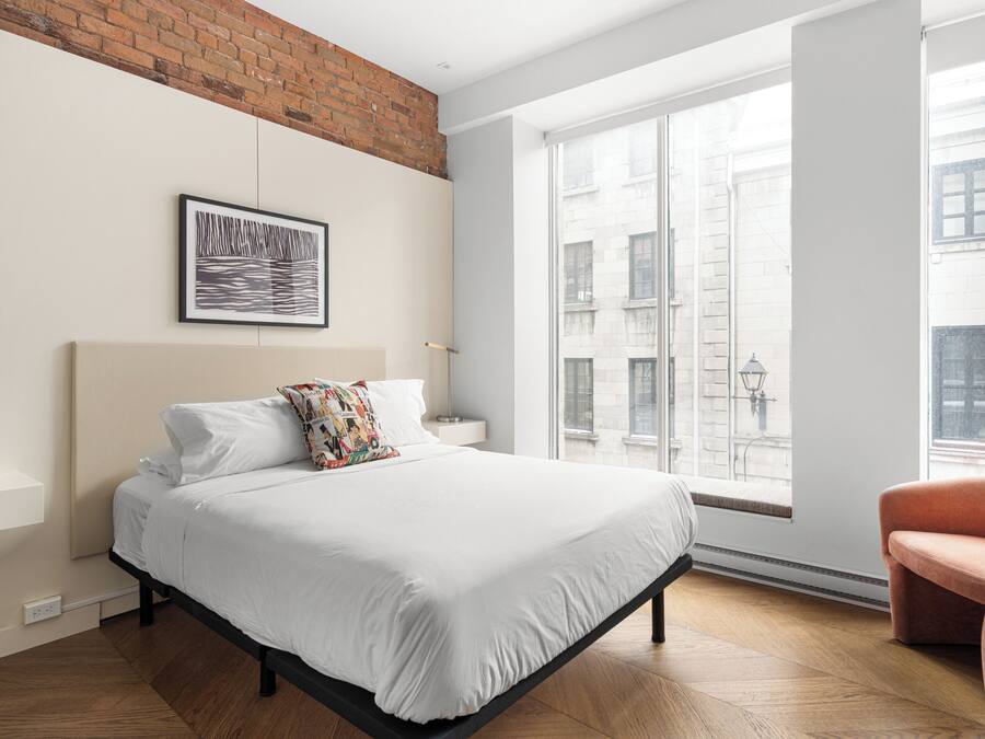 Minibar, cortinas blackout, tabla de planchar con plancha y wifi gratis