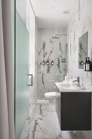Hair dryer, towels, soap, shampoo - The Bowery Lofts Hotel (Montréal)