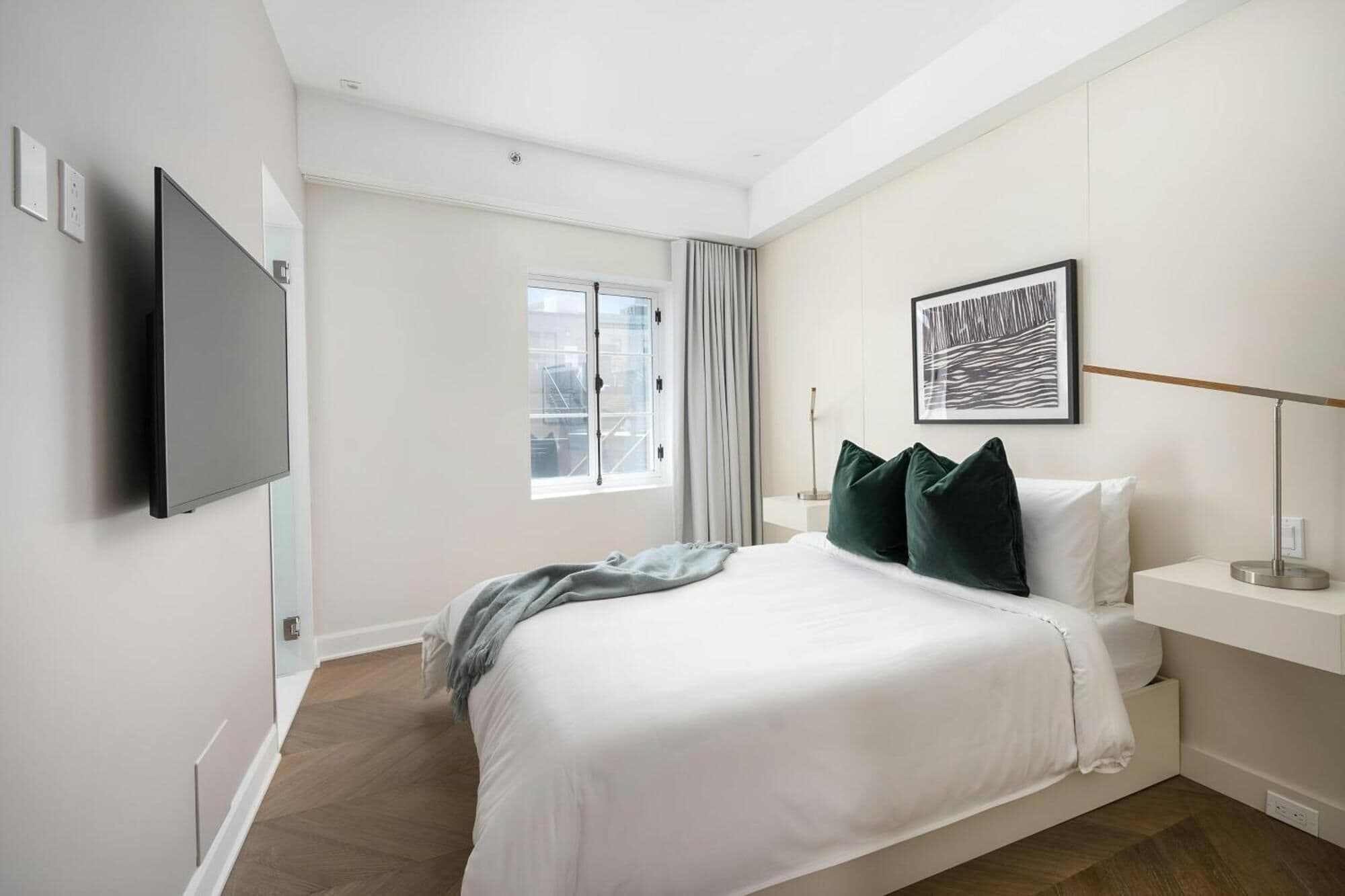 Minibaari, työpöytä, kannettavalle tietokoneelle sopiva työtila