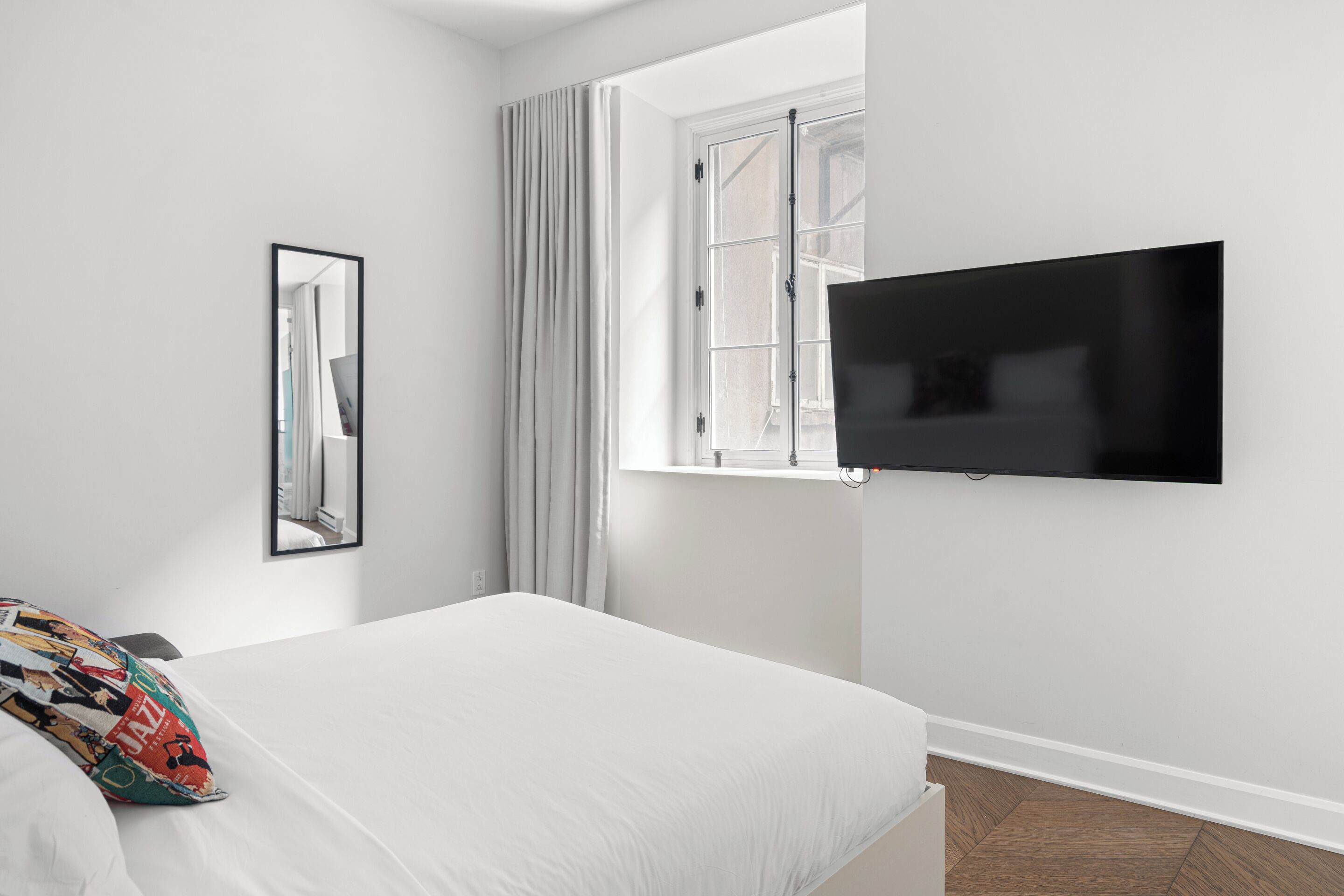 ميني بار ومكتب ومساحة عمل للكمبيوتر المحمول وستائر تعتيم