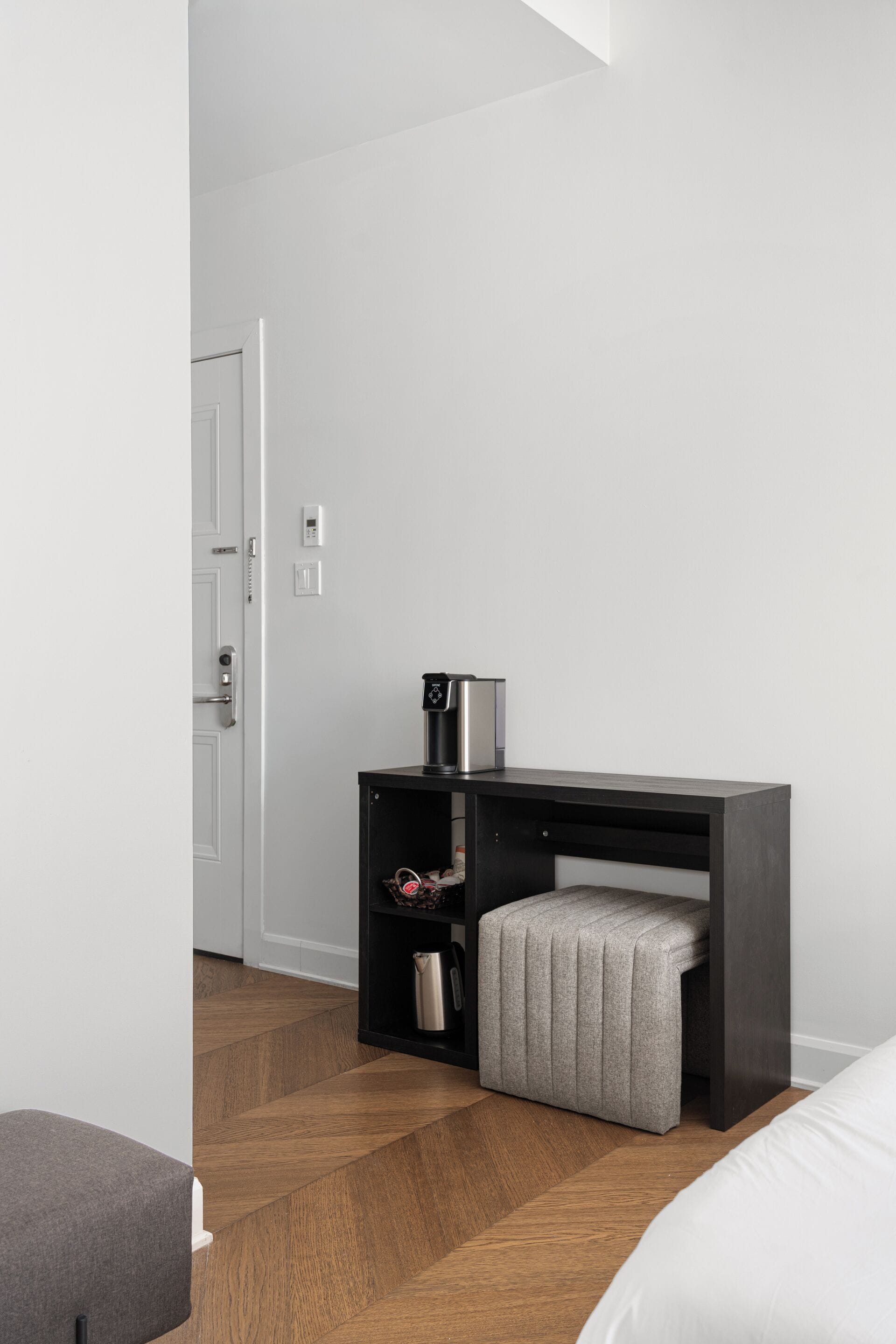 Minibar, bàn, khu vực làm việc phù hợp cho laptop, màn/rèm cản sáng 