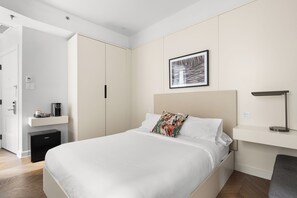 Minibar, blackout drapes, iron/ironing board, free WiFi - The Bowery Lofts Hotel (Montréal)