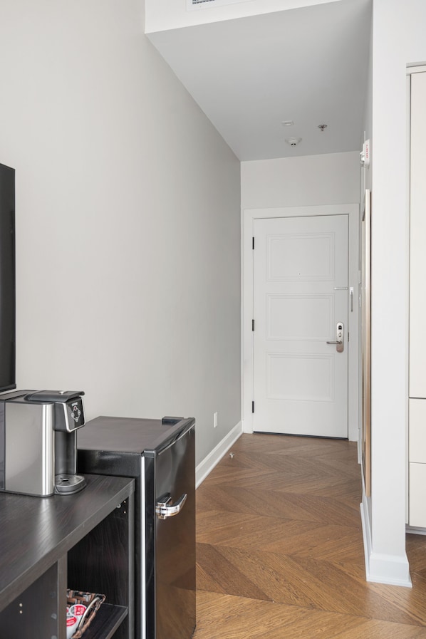 Minibar, cortinas blackout, tabla de planchar con plancha y wifi gratis