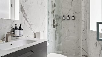 Haartrockner, Handtücher, Seife, Shampoo