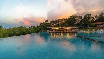 Een verwarmd zwembad