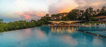 Superior Triple Twin Room | Free Breakfast, Pool Bar, 3 Pools & IGU 3 mi