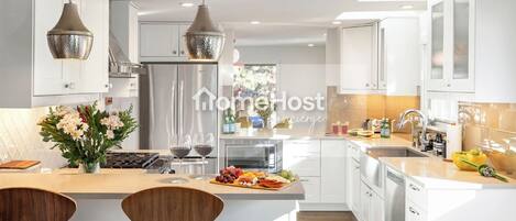 冰箱、微波炉、烤箱、炉灶