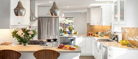 Kjøleskap, mikrobølgeovn, ovn og kokeplater