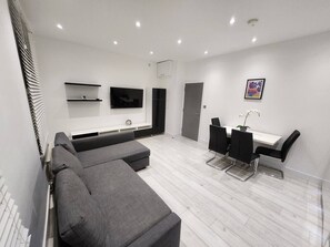 TV - Modern 2BR London Apt Near Tube (Greater London)