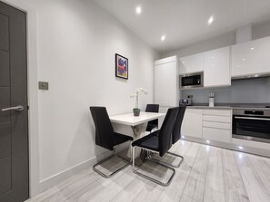 Dining - Modern 2BR London Apt Near Tube (Greater London)