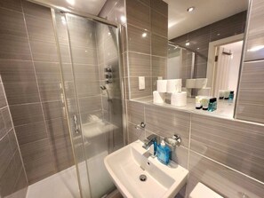 Hair dryer - Comfortable 2BR Flat - 1 Min to Tube, Sleeps 6 (Greater London)