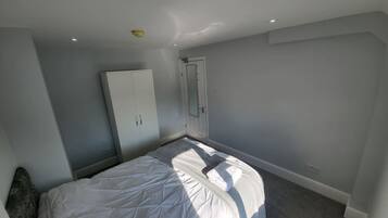 6 Schlafzimmer, Bügeleisen/Bügelbrett, Reisekinderbett, WLAN