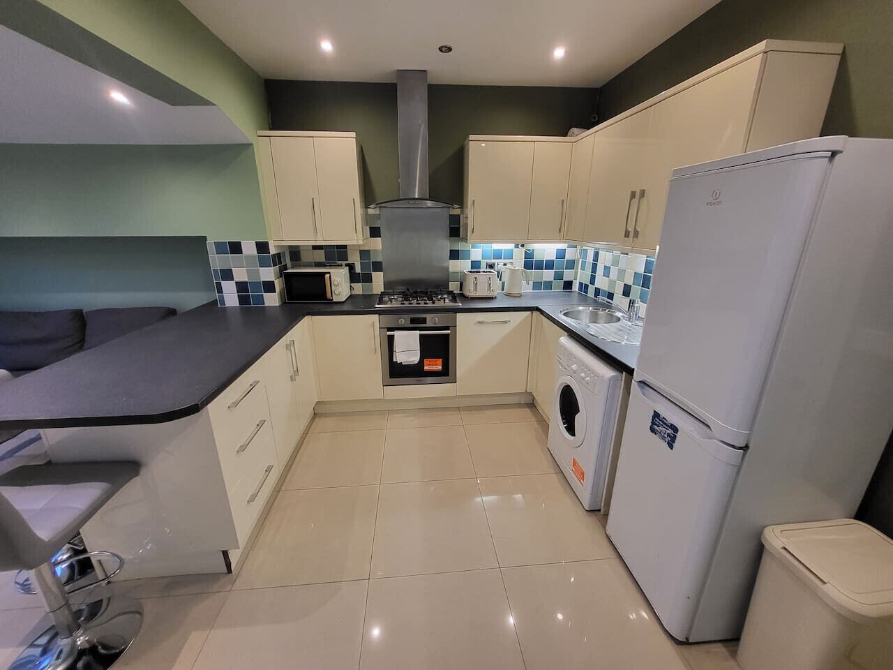 Kjøleskap, mikrobølgeovn, ovn og oppvaskmaskin