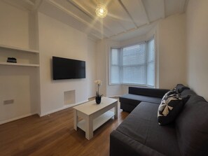 TV - Central 5BR Retreat - Walk to Tube, Explore London (Greater London)