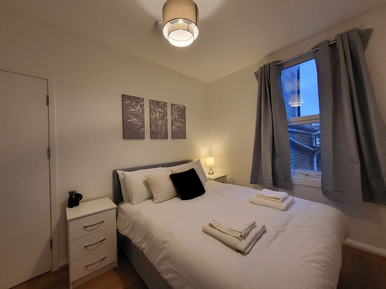 5 bedrooms, iron/ironing board, WiFi, bed sheets