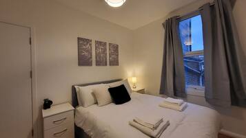 5 bedrooms, iron/ironing board, WiFi, bed sheets