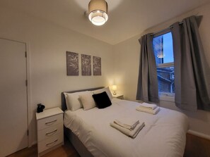 Iron/ironing board, WiFi, bed sheets - Central 5BR Retreat - Walk to Tube, Explore London (Greater London)