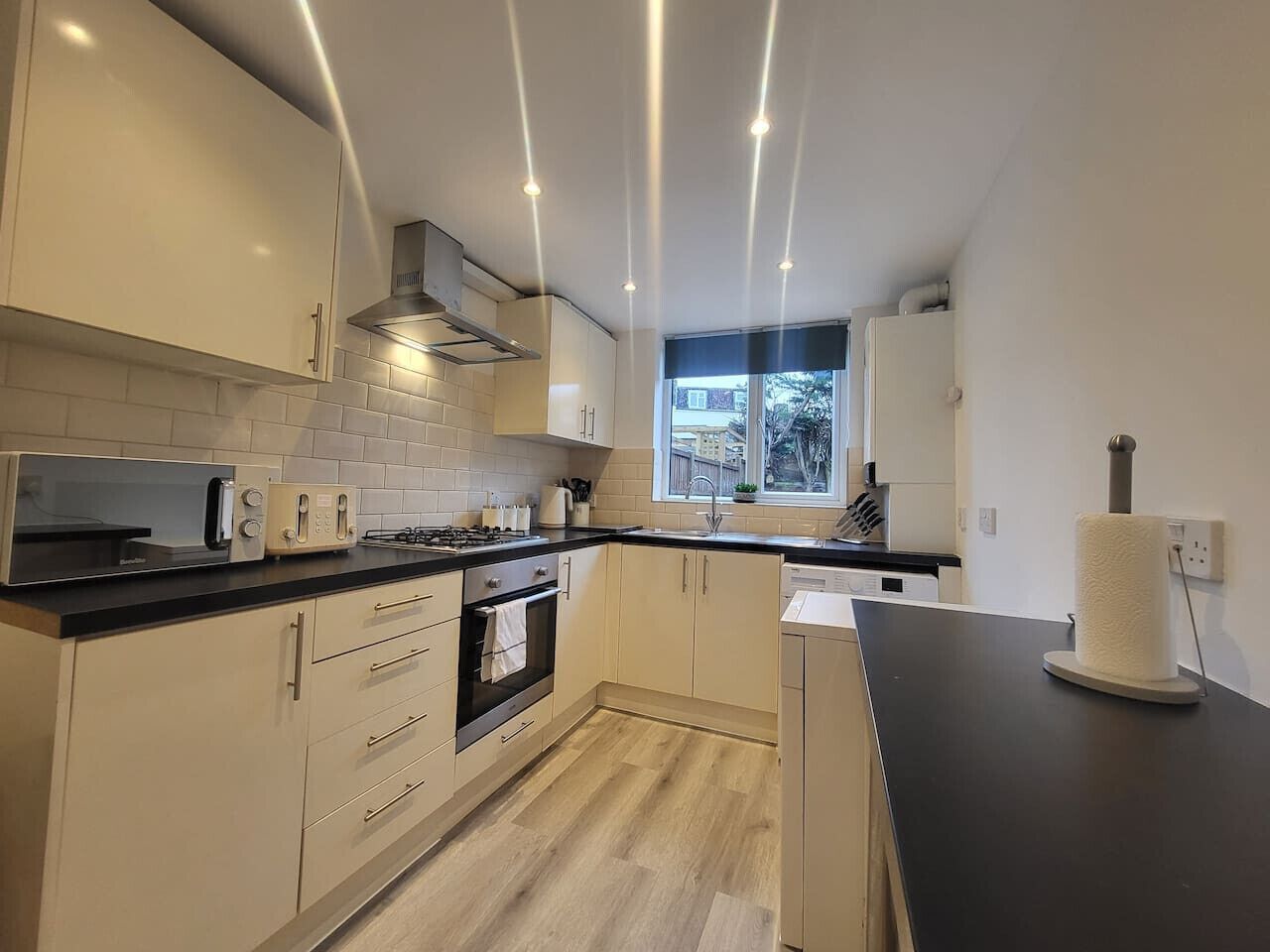 ثلاجة، ميكروويف، فرن، غسالة أطباق