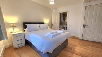 Silitysrauta/-lauta, Wi-Fi, vuodevaatteet