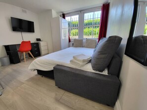 Desk, iron/ironing board, WiFi, bed sheets - Cosy Apartment By Clapham South Underground (Greater London)