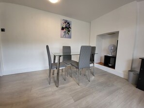 Dining - Cosy Apartment By Clapham South Underground (Greater London)