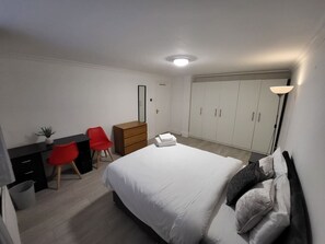 Desk, iron/ironing board, WiFi, bed sheets - Cosy Apartment By Clapham South Underground (Greater London)