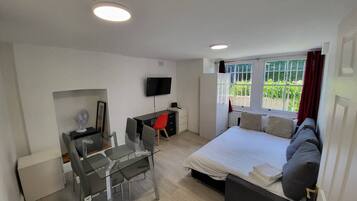 Skrivebord, strykejern/-brett, wi-fi og sengetøy