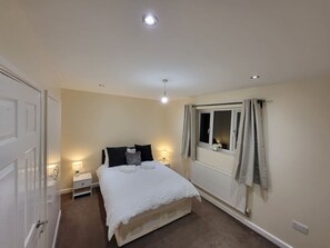 Iron/ironing board, WiFi, bed sheets - Great Apartment Next To Tooting Bec Tube Station! (Greater London)