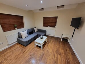 TV - Great Apartment Next To Tooting Bec Tube Station! (Greater London)