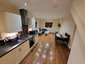 Fridge, microwave, oven, toaster - Great Apartment Next To Tooting Bec Tube Station! (Greater London)