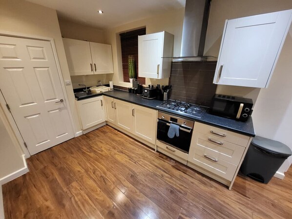 Fridge, microwave, oven, toaster - Great Apartment Next To Tooting Bec Tube Station! (Greater London)